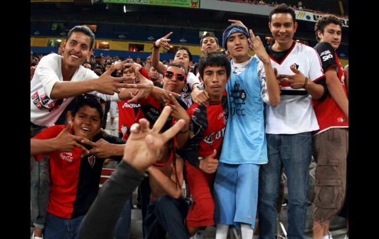 Otra vez fue un clásico donde la violencia se hizo presente, sobre todo a las afueras del estadio. MEXSPORT  /