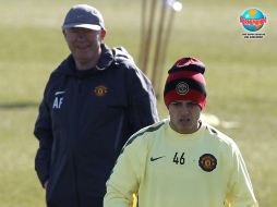 El entrenador escocés Sir Alex Ferguson (izq.) observa al delantero mexicano Javier Hernández en la sesión de entrenamiento. REUTERS  /