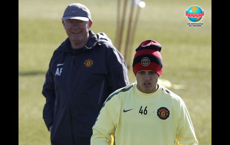 El entrenador escocés Sir Alex Ferguson (izq.) observa al delantero mexicano Javier Hernández en la sesión de entrenamiento. REUTERS  /