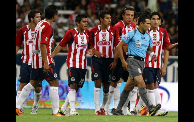 El árbitro del Clásico tapatío, Ricardo Arellano, tuvo altibajos en las decisiones tomadas en el encuentro. MEXSPORT  /