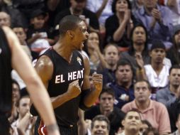 Chris Bosh celebra luego de una de las anotaciones que logró esta noche, en la victoria del Heat. AP  /