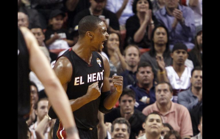 Chris Bosh celebra luego de una de las anotaciones que logró esta noche, en la victoria del Heat. AP  /