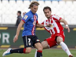 Diego Forlán  (izq.) en un duelo del Atlético de Madrid. EFE  /