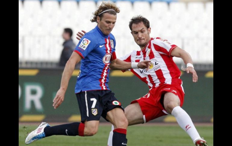 Diego Forlán  (izq.) en un duelo del Atlético de Madrid. EFE  /