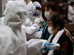 Personas evacuadas en la prefectura de Fukushima son revisadas para detectar contaminación radiactiva en su organismo. AP  /