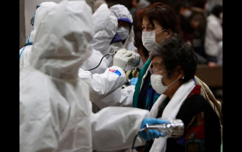 Personas evacuadas en la prefectura de Fukushima son revisadas para detectar contaminación radiactiva en su organismo. AP  /