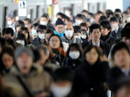 Habitantes de Tokio portan cubrebocas. En la ciudad se detectaron niveles de radiación mayores a lo usual. EFE  /