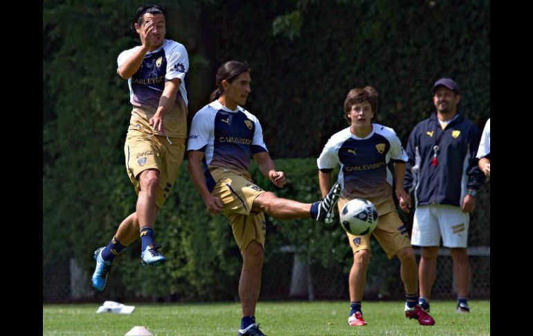 Cacho y Palencia durante una sesión de entrenamiento del equipo Pumas. MEXSPORT  /