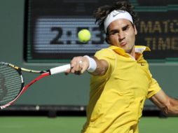 Roger Federer vence sin dificultad al argentino Ignacio Chela en el Indian Wells. AP  /