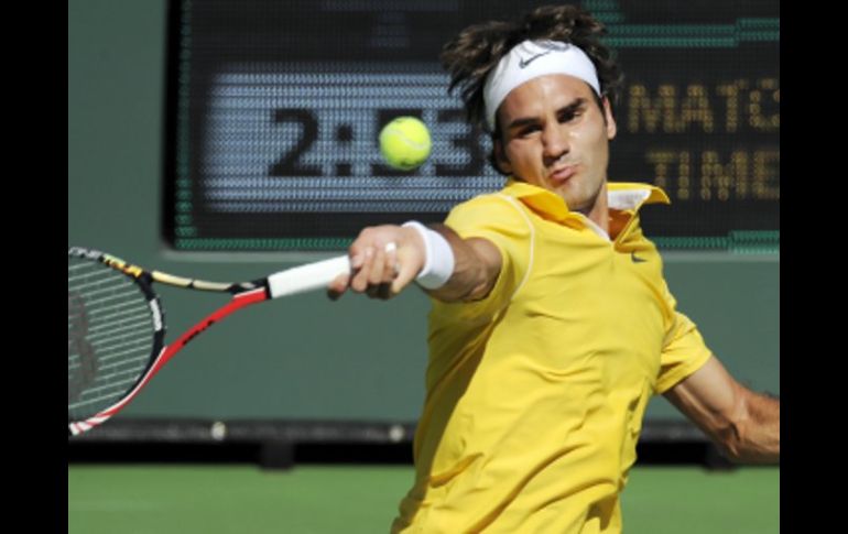 Roger Federer vence sin dificultad al argentino Ignacio Chela en el Indian Wells. AP  /