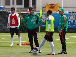 Luis Fernando Tena da indicaciones al volante del Atlas, Édgar Pacheco, ante la presencia del José Manuel de la Torre. MEXSPORT  /