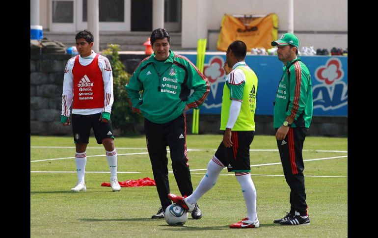 Luis Fernando Tena da indicaciones al volante del Atlas, Édgar Pacheco, ante la presencia del José Manuel de la Torre. MEXSPORT  /