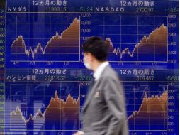 El Nikkei bajó ayer 10.55%, su tercera mayor caída de la historia. Pero al iniciar sus operaciones hoy, registraba una ganancia de 512.  /