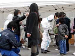 Ciudadanos japoneses son revisados para medir la contaminación radioactiva. EFE  /