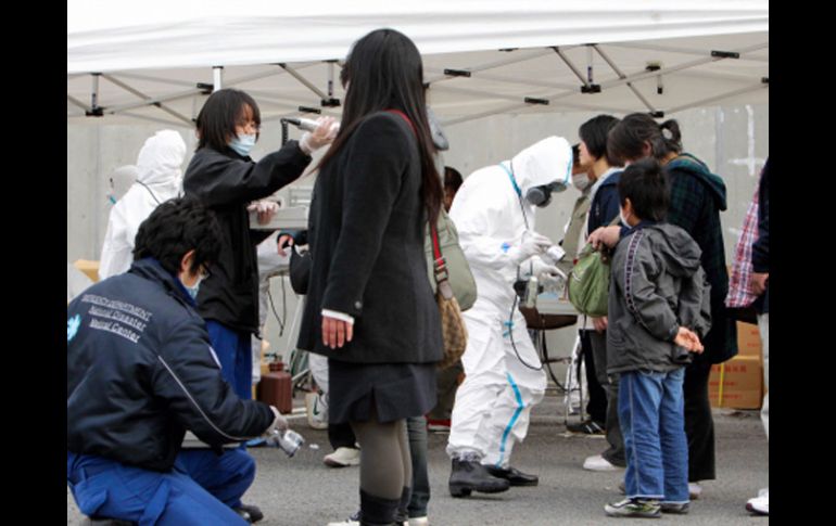 Ciudadanos japoneses son revisados para medir la contaminación radioactiva. EFE  /