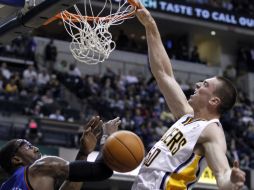 Tyler Hansbrough (blanco) sume el balón en la canasta de los Knicks de Nueva York, ante la impotencia de Amare Stoudemire (izq.). AP  /