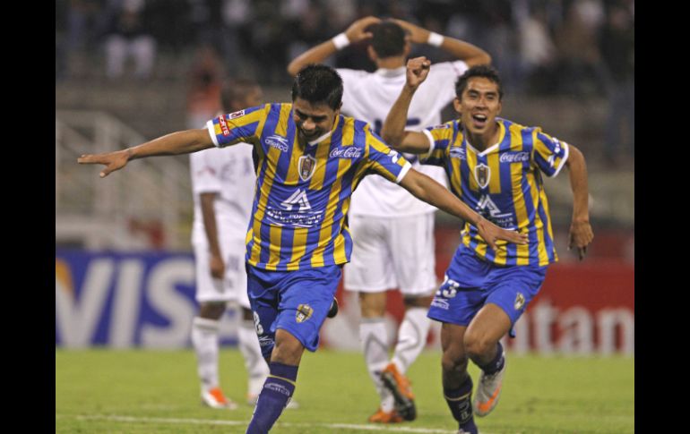 Juan Carlos Medina anota el gol del empate con sabor a triunfo al minuto 93 del encuentro. AP  /