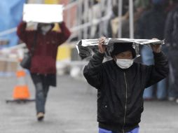 Japón vive horas de tensión. Vecinos de la central nuclear de Fukushima se cubren como pueden de la radiación. AP  /