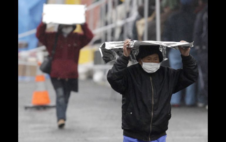 Japón vive horas de tensión. Vecinos de la central nuclear de Fukushima se cubren como pueden de la radiación. AP  /