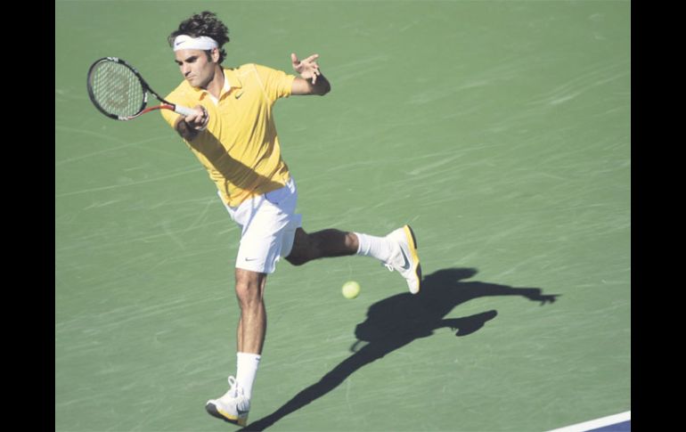 Roger Federer avanzó a cuartos de final, al vencer en dos parciales al argentino Juan Ignacio Chela. EFE  /