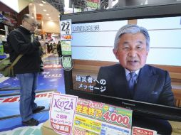 Akihito, de 77 años y salud delicada, ofreció un discurso que fue televisado. EFE  /