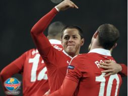 Rooney celebra con el 'Chicharito', el primer gol del mexicano, el cual lo concretó tras un pase de Rooney. EFE  /