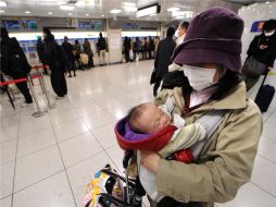 Habitantes de Japón quieren salir del país, por temor a una crisis nuclear. EFE  /