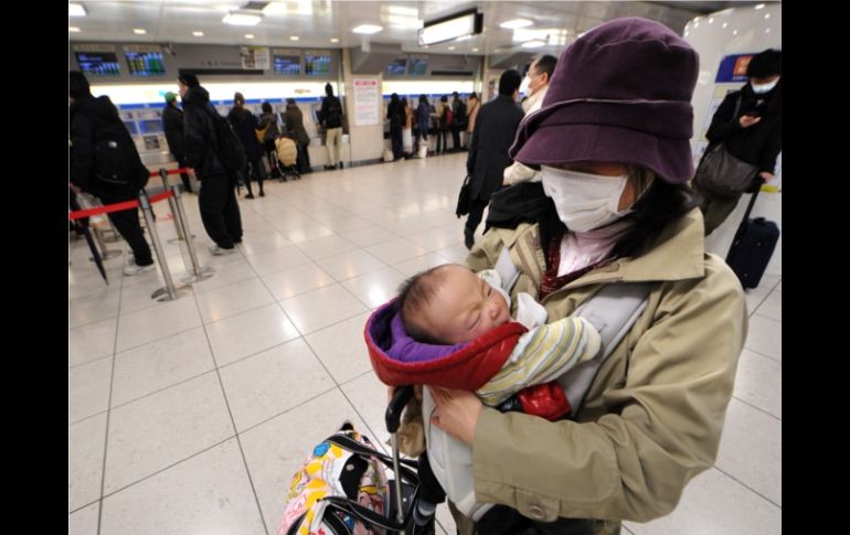 Habitantes de Japón quieren salir del país, por temor a una crisis nuclear. EFE  /