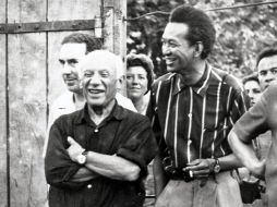 Los pintores Pablo Picasso (i) y Wifredo Lam, tomada en 1954 en Francia. EFE  /