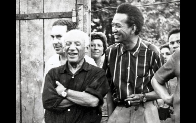 Los pintores Pablo Picasso (i) y Wifredo Lam, tomada en 1954 en Francia. EFE  /