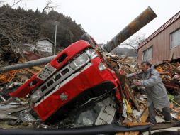 Shuichi Ishikawa, un bombero de 61 años, busca a su hijo Masahide, también bombero.EFE  /