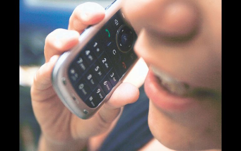 Un operador de telefonía cobra la tarifa de interconexión por el uso que hacen los demás competidores de sus redes. M.APARICIO  /