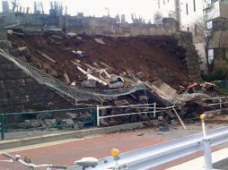 Un muro de Tokio, derruido a causa del terremoto. EFE  /