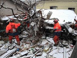 Efectivos de las fuerzas japonesas realizan labores de rescate entre escombros y bajo la nieve en la localidad de Kamaishi, Japón. AP  /