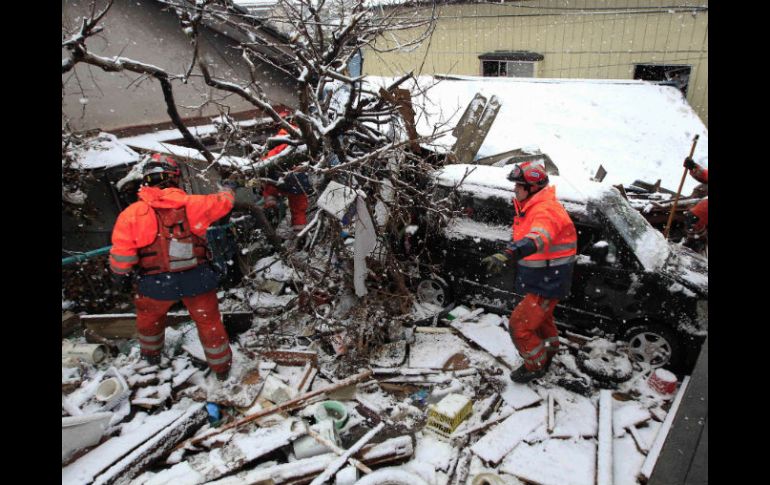 Efectivos de las fuerzas japonesas realizan labores de rescate entre escombros y bajo la nieve en la localidad de Kamaishi, Japón. AP  /