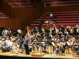 Los integrantes de la orquesta realizan un ensayo bajo la dirección de Michael Tilson Thomas. EFE  /