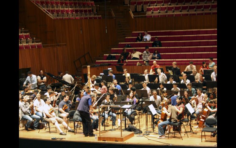 Los integrantes de la orquesta realizan un ensayo bajo la dirección de Michael Tilson Thomas. EFE  /