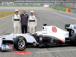 Sergio Pérez junto al propietario de la escuderia, Peter Sauber y su compañero Kamui Kobayashi, mostrando su monoplaza. ARCHIVO  /