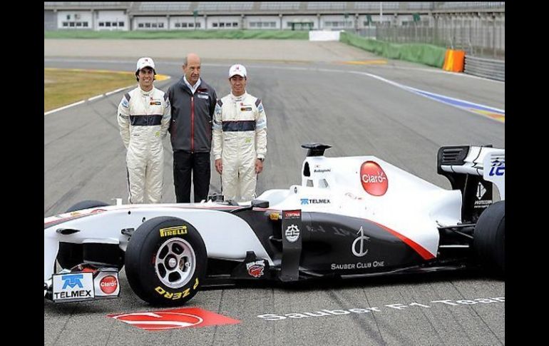 Sergio Pérez junto al propietario de la escuderia, Peter Sauber y su compañero Kamui Kobayashi, mostrando su monoplaza. ARCHIVO  /