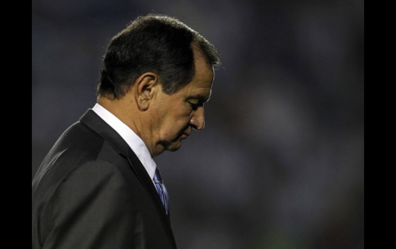 Enrique Meza saliendo del partido ante Monterrey. REUTERS  /