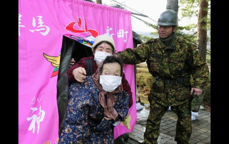 El gobierno nipón ya establece medidas de restricción en la zona de la emergencia nuclear. AP  /