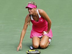 Victoria Azarenka no pudo continúar en el partido tras un fuerte dolor en la cadera. REUTERS  /