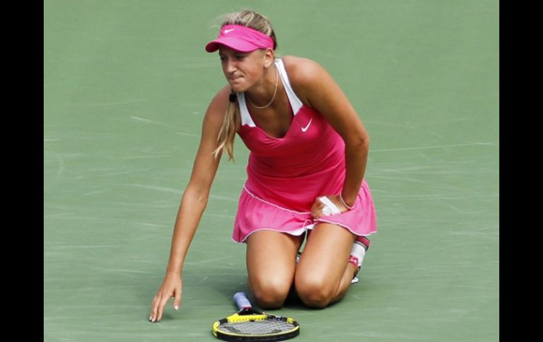 Victoria Azarenka no pudo continúar en el partido tras un fuerte dolor en la cadera. REUTERS  /