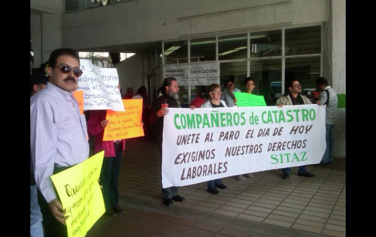 Plantón de trabajadores de Catastro en la Unidad Administrativa Las Águilas. L. NAVARRO  /