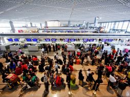 Personas en el aeropuerto de Narita. Miles de extranjeros dejan Japón por temor a un escape radiactivo de la central nuclear. EFE  /