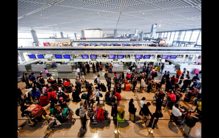 Personas en el aeropuerto de Narita. Miles de extranjeros dejan Japón por temor a un escape radiactivo de la central nuclear. EFE  /