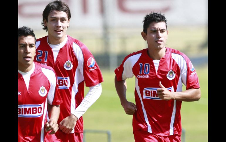 • Alberto Medina (der.) trota junto a Omar Esparza (izq.) y Christian Pérez. E. PACHECO  /