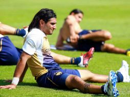 El delantero argentino de Pumas, Martín Bravo, realiza estiramientos. MEXSPORT  /