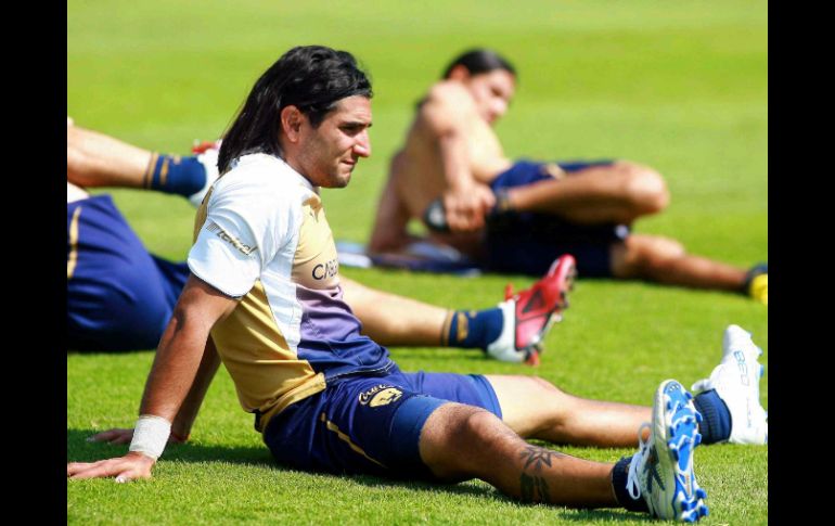 El delantero argentino de Pumas, Martín Bravo, realiza estiramientos. MEXSPORT  /