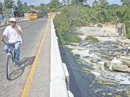 Habitantes exhiben los problemas de contaminación generados por el Río Santiago. A. GARCÍA  /